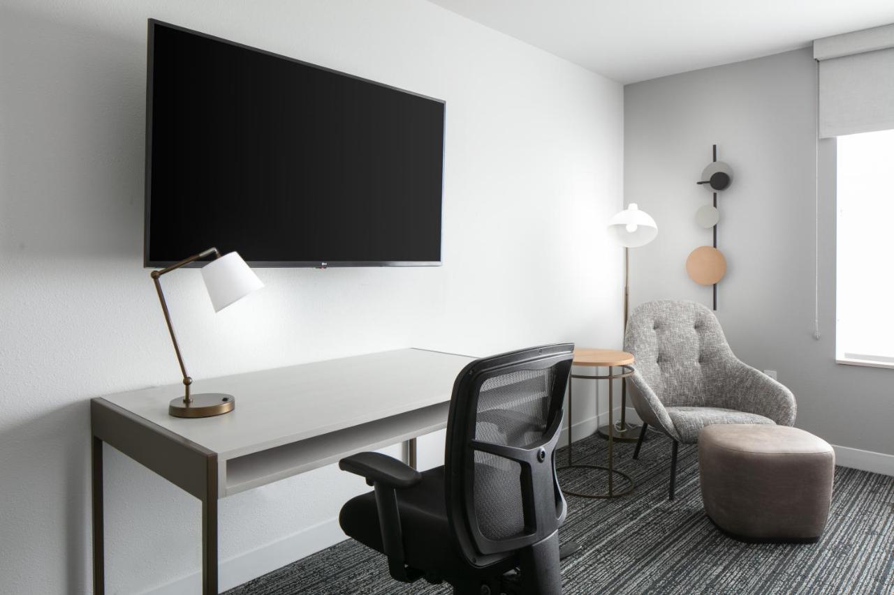 Towneplace Suites By Marriott Oshkosh Extérieur photo