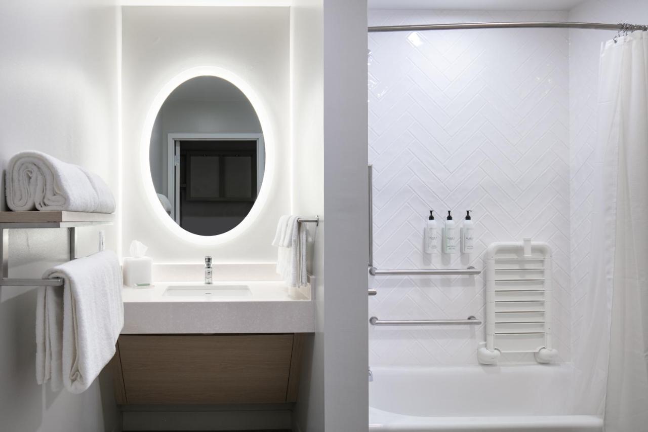 Towneplace Suites By Marriott Oshkosh Extérieur photo