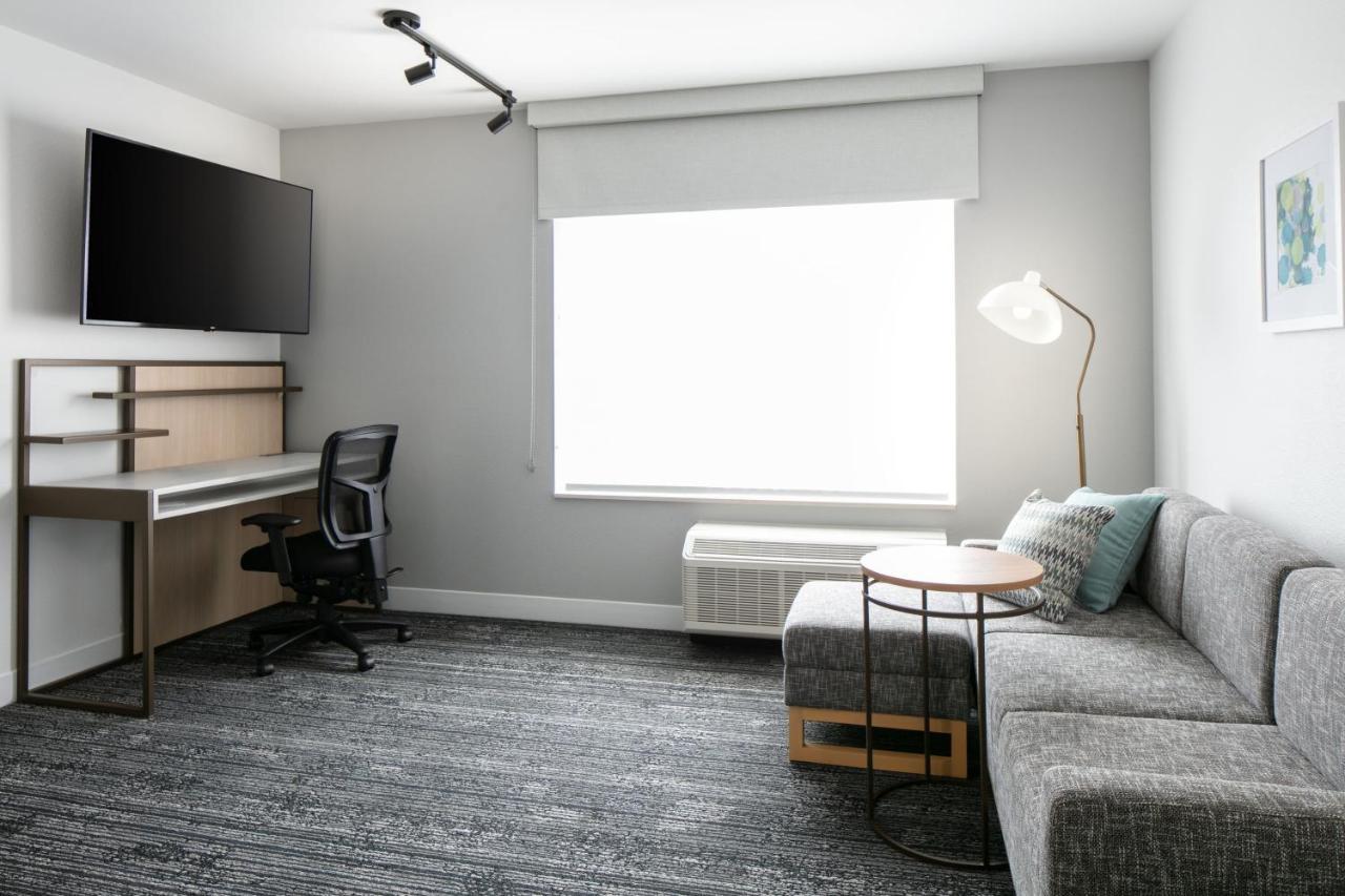 Towneplace Suites By Marriott Oshkosh Extérieur photo